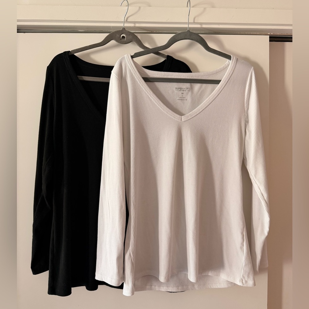 Super Soft by Torrid Set of 2 Long Sleeve V-Neck Ribbed Tops Size 1